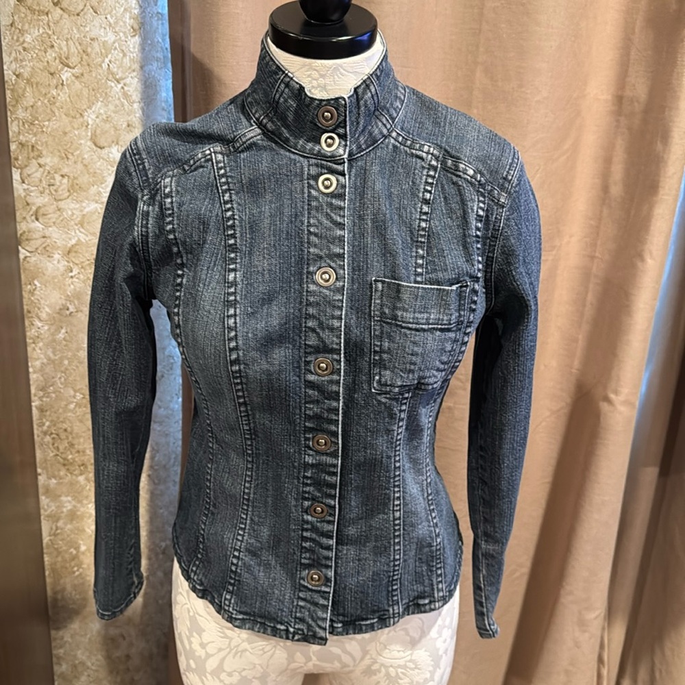Chico’s Platinum size 0 Jean jacket.  Great looking jacket.